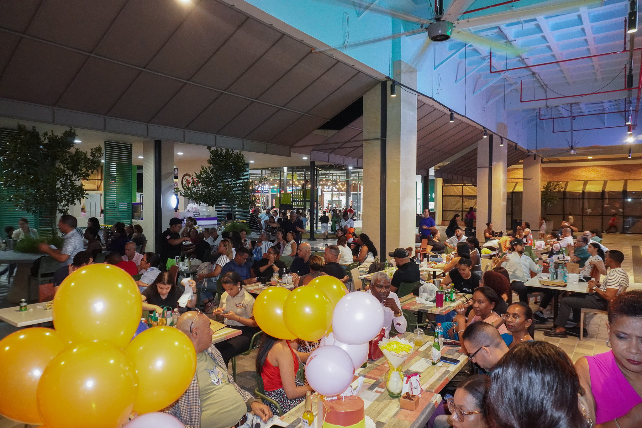 Mesas y personas compartiendo en el centro