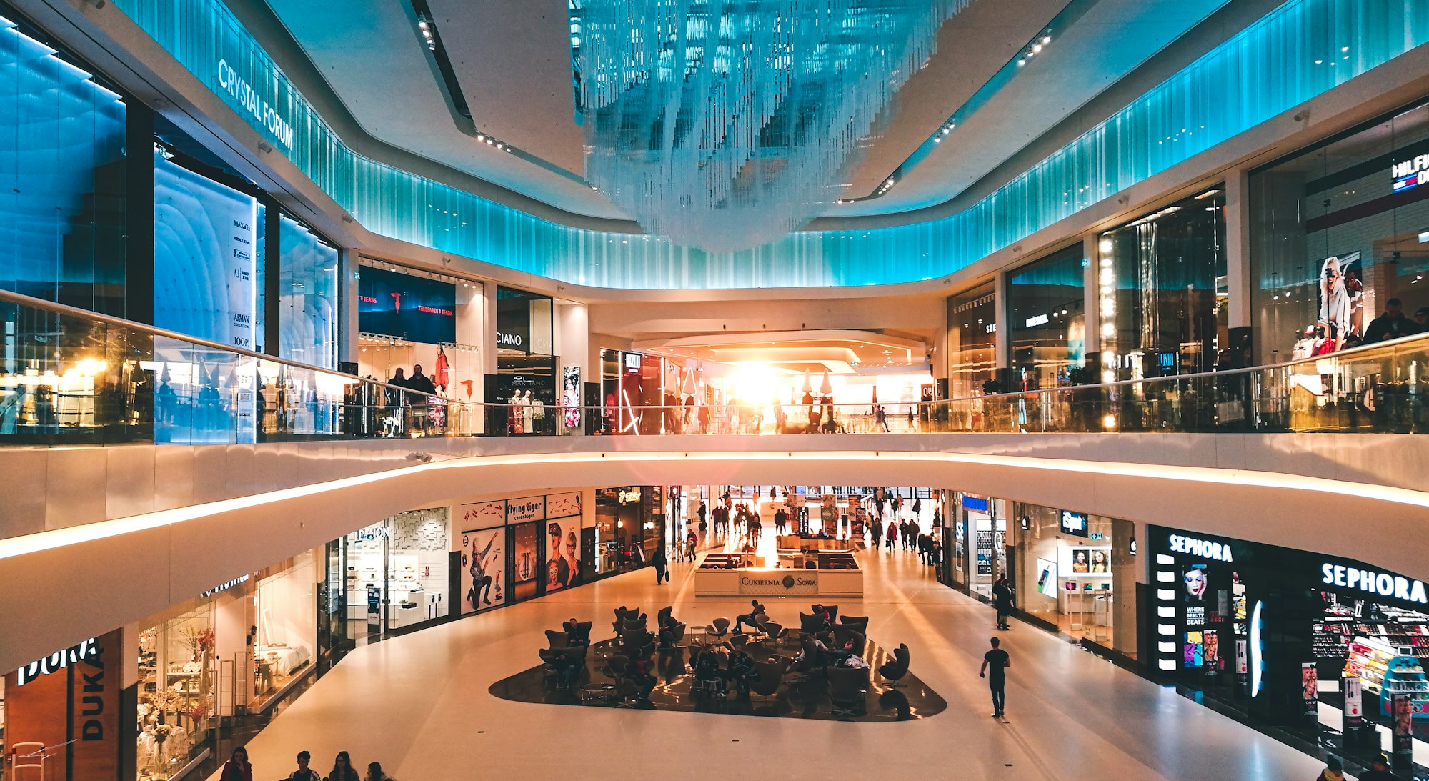 Interior de Colina Centro con tiendas y pasillos